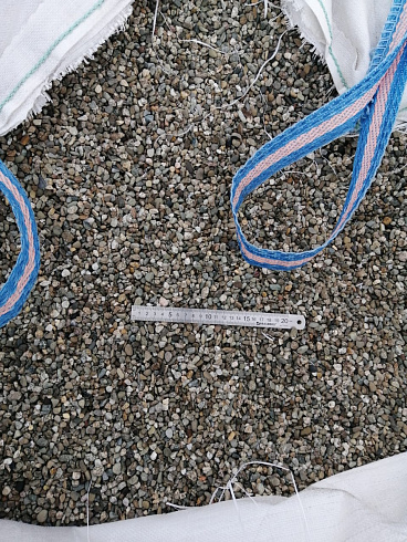 Kamenclub.ru: Галька речная окат (серая) фр.3-5 мм купить  в Ижевске галька речная серая бежевый темно-серый окатанный речной камень округлый 9500 руб/т   фото КАМЕНЬ КЛУБ