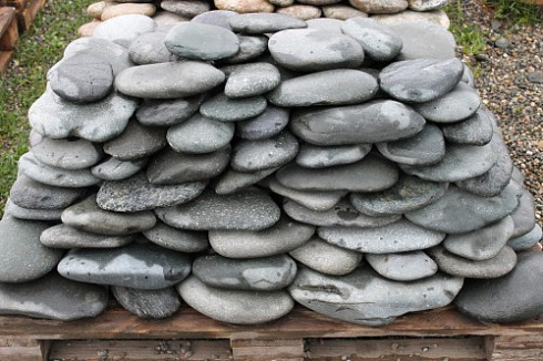 Kamenclub.ru: Галька речная плоская (темно-серая) фр. 100-200-300 мм. купить  в Ижевске галька речная плоская темно-серый, серый, синий речной галечник плоский 9000 руб/т   фото КАМЕНЬ КЛУБ