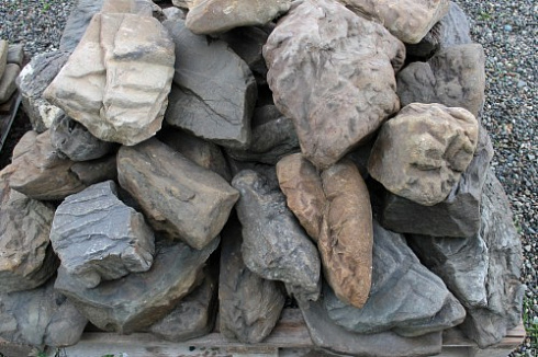 Kamenclub.ru: Песчаник декоративный ландшафтный (фр. 300-500 мм)  купить в Ижевске песчаник желтый рыжий серый зеленый валун речной окатанный природный песчаника 4 500 руб/т   фото КАМЕНЬ КЛУБ