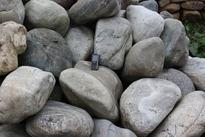 Kamenclub.ru: Речной валун Кабанчик фр.300-500 мм.  купить в Ижевске крупный природный камень галька серый, темно-серый речной валун галечник масштабный 7000 руб/т   фото КАМЕНЬ КЛУБ