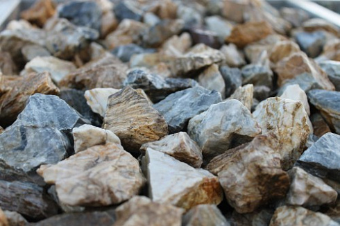 Kamenclub.ru: Мраморная крошка (щебень крошка медовый) фр. 20-40 мм.  купить в Ижевске мрамор бежевый рыжий желтый ландшафтная мраморная крошка 12000 руб/т   фото КАМЕНЬ КЛУБ