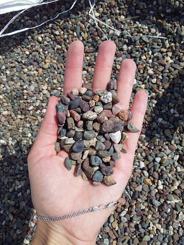 Kamenclub.ru: Галька речная окат цветная фр.5-10 мм. купить  в Ижевске галька речная белый, серый, красноватый, синий, темно-серый речная окатанная галька декоративная 6800 руб/т   фото КАМЕНЬ КЛУБ