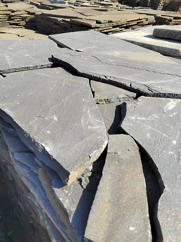 Kamenclub.ru: Песчаник пластушка светло-серый (3,0 см)  купить в Ижевске песчаник светло-серый, серый песчаник рваный ландшафтный колотый 13800 руб/м3   фото КАМЕНЬ КЛУБ