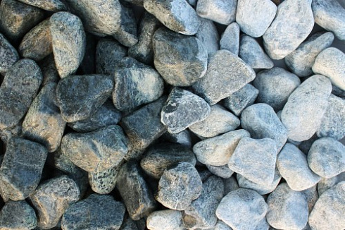 Kamenclub.ru: Щебень галтованный зеленый (змеевик) фр. 50-100 мм.  купить в Ижевске галтовка мраморная зеленый, салатовый мрамор 12 500 руб/т   фото КАМЕНЬ КЛУБ