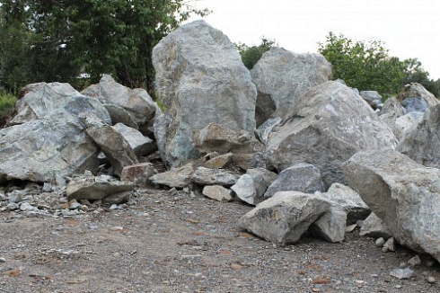 Kamenclub.ru: Змеевик скальник фр. 500-1500 мм.  купить в Ижевске змеевик зеленый серый черный глыба скальная колотая 7500 руб/т   фото КАМЕНЬ КЛУБ