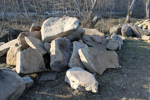 Kamenclub.ru: Песчаник плиты - плахи - пошаговые дорожки (фр. 70-150 мм)  купить в Ижевске песчаник серый бежевый желтый зеленый колотый песчаник строительный 6500 руб/т   фото КАМЕНЬ КЛУБ