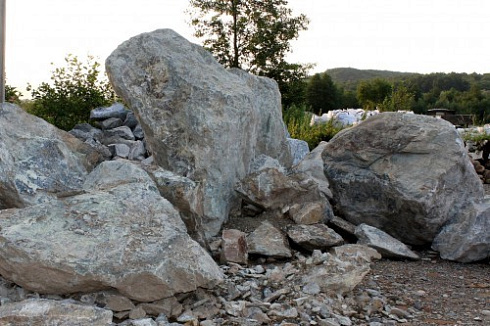 Kamenclub.ru: Змеевик скальник фр. 500-1500 мм.  купить в Ижевске змеевик зеленый серый черный глыба скальная колотая 7500 руб/т   фото КАМЕНЬ КЛУБ