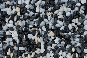 Kamenclub.ru: Мраморная крошка (щебень галтованный микс:белый-черный) фр.10-20 мм.  купить в Ижевске мрамор белый, черный окатанные округлые декоративные ландшафтные камни щебня 15500 руб/т   фото КАМЕНЬ КЛУБ