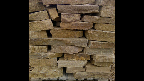 Kamenclub.ru: Песчаник пластушка желтый с рисунком (4-6 см)  купить в Ижевске плитняк пластушка желтый с рисунком песчаник 9 000 руб/м3   фото КАМЕНЬ КЛУБ