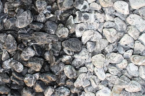 Kamenclub.ru: Щебень галтованный черный (мрамор) фр.20-40 мм.  купить в Ижевске мрамор черный с белыми прожилками мрамор окатанный округлый 15000 руб/т   фото КАМЕНЬ КЛУБ