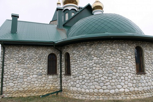 Kamenclub.ru: Галька речная плоская (бело-серая) фр. 100-200-300 мм. купить  в Ижевске галька речная плоская серый, белый, бело-серый, серо-белый речная галька плоская  9000 руб/т   фото КАМЕНЬ КЛУБ