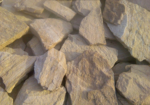 Kamenclub.ru: Песчаник пластушка "фонтанка" желтая (3,0 - 5,0 см)  купить в Ижевске песчаник желтая, рыжий, желтый песчаник колотый рваный со сколом облицовочный 16200 руб/м3   фото КАМЕНЬ КЛУБ