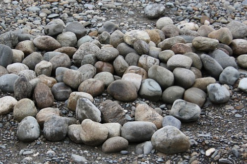 Kamenclub.ru: Речной валун (Ассорти) фр.100-300 мм.  купить в Ижевске галечник серый, темно-серый, светло-серый речная галька крупных размеров 4200 руб/т   фото КАМЕНЬ КЛУБ