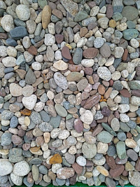 Kamenclub.ru: Галька горная речная окат (цветная) фр. 20-40 мм. купить  в Ижевске галька речная серый синий бежевый белый окатанная речная галька ландшафтная 6800 руб/т   фото КАМЕНЬ КЛУБ