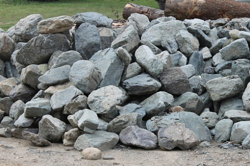 Kamenclub.ru: Гранит скальник (серо-зеленый) фр. 100-500 мм.  купить в Ижевске гранит зеленый, серый, салатовый крупный ландшафтный валун 6 000 руб/т   фото КАМЕНЬ КЛУБ