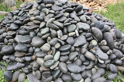 Kamenclub.ru: Темно-серый валунчик фр.100-300 мм.  купить в Ижевске крупный природный камень серый, темно-серый, светло-серый речная галька большого размера окатанная 4500 руб/т   фото КАМЕНЬ КЛУБ
