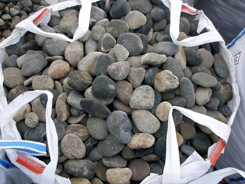 Kamenclub.ru: Галька речная плоская (ассорти) фр. 70-150 мм. купить  в Ижевске галька галечник серый белый темно-серый синий светло-серый плоская природная галька  9000 руб/т   фото КАМЕНЬ КЛУБ