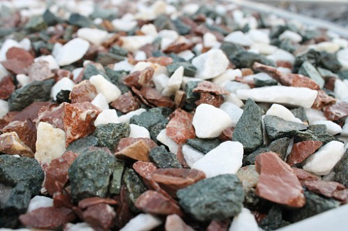 Kamenclub.ru: Мраморная крошка (щебень крошка микс: белый-зеленый-розовый) фр. 10-20 мм.  купить в Ижевске мрамор белый, зеленый, розовый декоративный ландшафтный колотый щебень 12000 руб/т   фото КАМЕНЬ КЛУБ