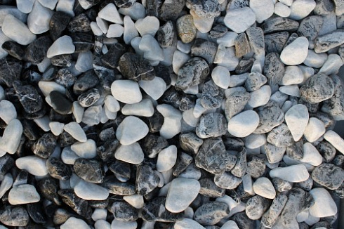 Kamenclub.ru: Мраморная крошка (щебень галтованный микс:: белый-черный) фр.20-40 мм  купить в Ижевске мрамор белый, черный мраморный галтованный щебень 15500 руб/т   фото КАМЕНЬ КЛУБ