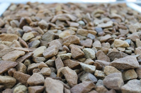 Kamenclub.ru: Щебень крошка желтый (песчаник) фр. 20-40 мм.  купить в Ижевске песчаник бежевый рыжий каменная крошка песчаника 9500 руб/т   фото КАМЕНЬ КЛУБ