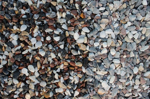 Kamenclub.ru: Мраморная крошка (щебень галтованный микс:белый-черный-розовый-медовый) фр.10-20 мм.  купить в Ижевске мрамор белый, медовый, черный, розовый мраморный декоративный ландшафтный окатанный округлый галтованный щебень 15500 руб/т   фото КАМЕНЬ КЛУБ