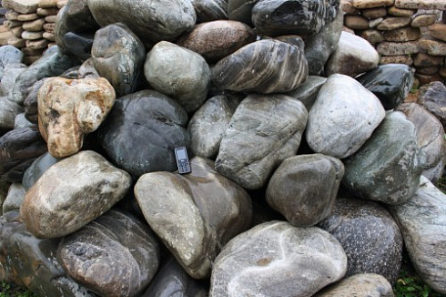 Kamenclub.ru: Речной валун Кабанчик фр.300-500 мм.  купить в Ижевске крупный природный камень галька серый, темно-серый речной валун галечник масштабный 7000 руб/т   фото КАМЕНЬ КЛУБ