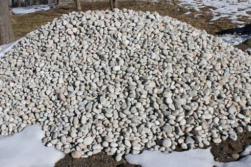 Kamenclub.ru: Галька речная окат (серо-белая) фр. 70-120 мм купить  в Ижевске галька галечник бело-серая, серо-белая, серая, белая речная природная галька  8000 руб/т   фото КАМЕНЬ КЛУБ