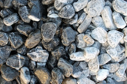 Kamenclub.ru: Щебень галтованный черный (мрамор) фр. 50-100 мм.  купить в Ижевске мрамор черный с белыми прожилками щебень ландшафтный мраморный 15000 руб/т   фото КАМЕНЬ КЛУБ