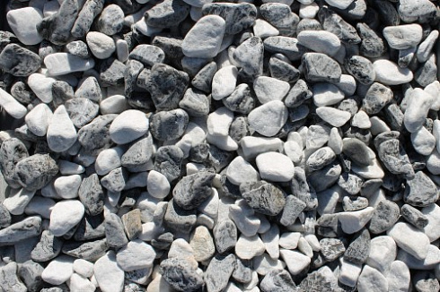 Kamenclub.ru: Мраморная крошка (щебень галтованный микс:: белый-черный) фр.20-40 мм  купить в Ижевске мрамор белый, черный мраморный галтованный щебень 15500 руб/т   фото КАМЕНЬ КЛУБ