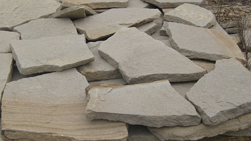 Kamenclub.ru: Песчаник пластушка светло-серый (2,0 см)  купить в Ижевске плитняк- ластушка светло-серый, серый рваный ландшафтный плитняк колотый 13800 руб/м3   фото КАМЕНЬ КЛУБ
