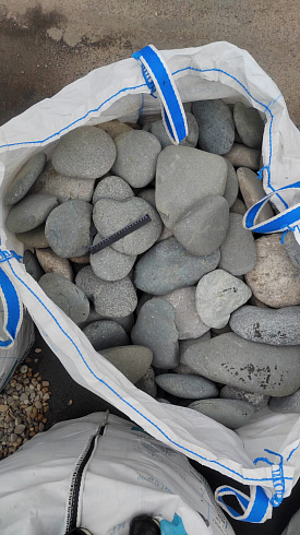 Kamenclub.ru: Галька речная плоская (темно-серая) фр. 70-150 мм. купить  в Ижевске галечник природный темно-серый серый синий речная плоская природная окатанная  9000 руб/т   фото КАМЕНЬ КЛУБ