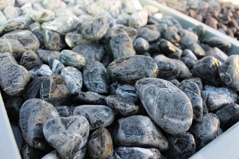 Kamenclub.ru: Щебень галтованный черный (мрамор) фр.20-40 мм.  купить в Ижевске мрамор черный с белыми прожилками мрамор окатанный округлый 15000 руб/т   фото КАМЕНЬ КЛУБ