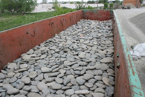 Kamenclub.ru: Галька речная плоская (ассорти) фр. 100-200-300 мм. купить  в Ижевске галька плоская разноцветная серый белый темно-серый синий речная галька ландшафтная 8000 руб/т   фото КАМЕНЬ КЛУБ