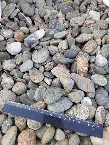 Kamenclub.ru: Галька речная окат (пестрая) фр. 20-40 мм. купить  в Ижевске галька речная пестрая, серая, серые оттенки галька речная окатанная округлая 5000 руб/т   фото КАМЕНЬ КЛУБ