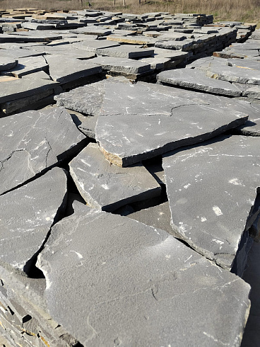 Kamenclub.ru: Песчаник пластушка светло-серый (2,0 см)  купить в Ижевске плитняк- ластушка светло-серый, серый рваный ландшафтный плитняк колотый 13800 руб/м3   фото КАМЕНЬ КЛУБ