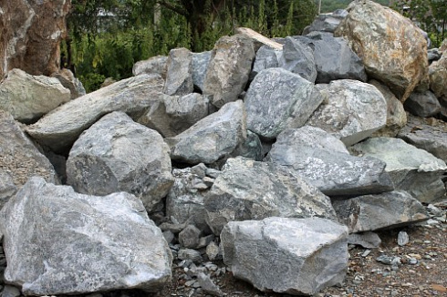 Kamenclub.ru: Змеевик скальник фр. 500-1500 мм.  купить в Ижевске змеевик зеленый серый черный глыба скальная колотая 7500 руб/т   фото КАМЕНЬ КЛУБ