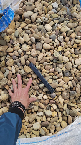 Kamenclub.ru: Галька речная окат рыжая фр. 20-40 мм. купить  в Ижевске галька речная окатанная рыжая желтая серая округлая речная галька 5000 руб/т   фото КАМЕНЬ КЛУБ