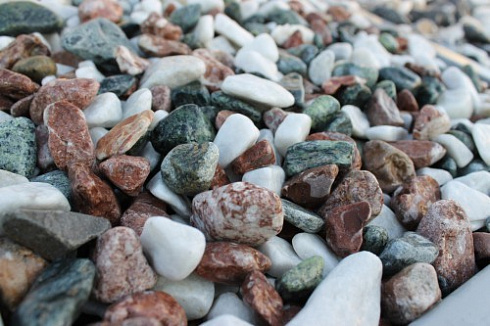 Kamenclub.ru: Мраморная крошка (щебень галтованный микс:белый-зеленый-розовый) фр.20-40 мм.  купить в Ижевске мрамор белый, зеленый, розовый мрамор декоративный (галтовка) 15500 руб/т   фото КАМЕНЬ КЛУБ