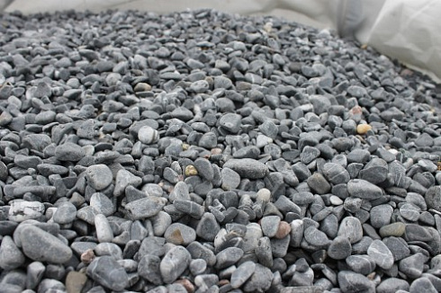 Kamenclub.ru: Щебень галтованный черный (мрамор) фр.10-20 мм.  купить в Ижевске мрамор черный с белыми прожилками, черный, белый окатанный округлый ландшафтный декоративный щебень 15000 руб/т   фото КАМЕНЬ КЛУБ