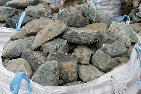 Kamenclub.ru: Гранит скальник (серо-зеленый) фр. 100-500 мм.  купить в Ижевске гранит зеленый, серый, салатовый крупный ландшафтный валун 6 000 руб/т   фото КАМЕНЬ КЛУБ