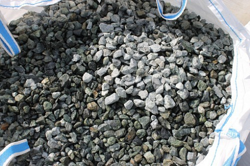 Kamenclub.ru: Щебень крошка зеленый (змеевик) фр. 20-40 мм.  купить в Ижевске мрамор зеленый, салатовый ландшафтная мраморная крошка 8500 руб/т   фото КАМЕНЬ КЛУБ