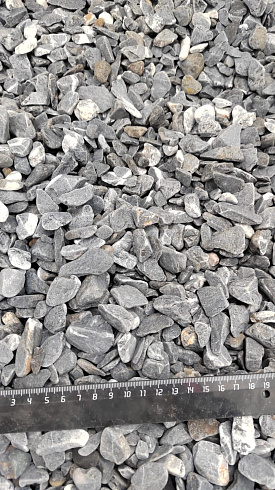 Kamenclub.ru: Щебень галтованный черный (мрамор) фр.10-20 мм.  купить в Ижевске мрамор черный с белыми прожилками, черный, белый окатанный округлый ландшафтный декоративный щебень 15000 руб/т   фото КАМЕНЬ КЛУБ