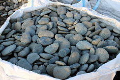Kamenclub.ru: Галька речная плоская (темно-серая) фр. 100-200-300 мм. купить в Ижевске галька речная плоская темно-серый, серый, синий речной галечник плоский 9000 руб/т   фото КАМЕНЬ КЛУБ