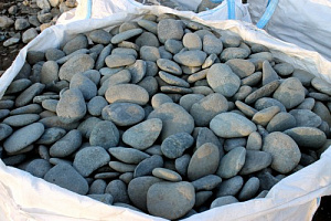Kamenclub.ru: Галька речная плоская (темно-серая) фр. 100-200-300 мм. купить в Ижевске галька речная плоская темно-серый, серый, синий речной галечник плоский 9000 руб/т   фото КАМЕНЬ КЛУБ