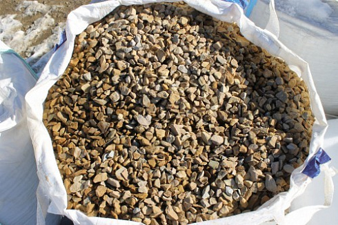 Kamenclub.ru: Щебень крошка желтый (песчаник) фр. 20-40 мм.  купить в Ижевске песчаник бежевый рыжий каменная крошка песчаника 9500 руб/т   фото КАМЕНЬ КЛУБ