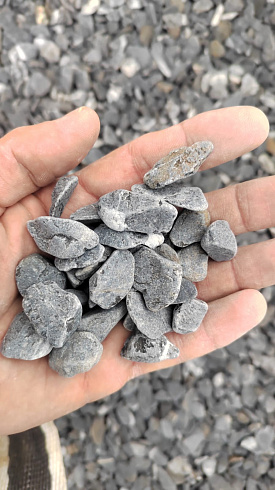 Kamenclub.ru: Щебень галтованный черный (мрамор) фр.10-20 мм.  купить в Ижевске мрамор черный с белыми прожилками, черный, белый окатанный округлый ландшафтный декоративный щебень 15000 руб/т   фото КАМЕНЬ КЛУБ