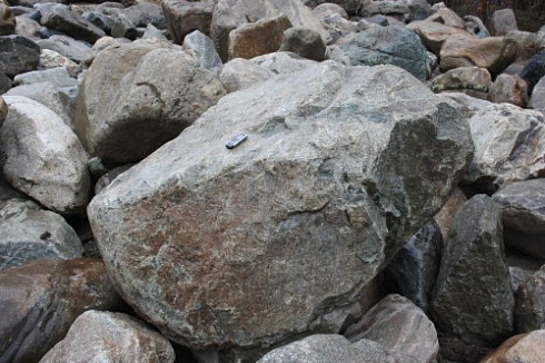 Kamenclub.ru: Гранит скальник (серо-зеленый) фр. 500-1500 мм.  купить в Ижевске гранит мрамор  серый зеленый темно-серый глыба скальная колотая ландшафтная 7 500 руб/т   фото КАМЕНЬ КЛУБ