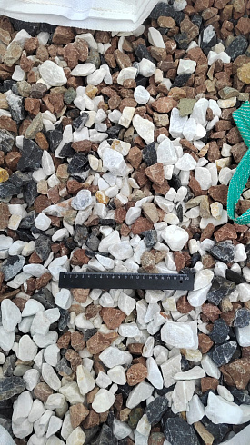 Kamenclub.ru: Мраморная крошка (щебень крошка микс : белый-черный-розовый) фр. 20-40 мм.  купить в Ижевске мрамор белый, черный, розовый декоративная ландшафтная крошка 12000 руб/т   фото КАМЕНЬ КЛУБ