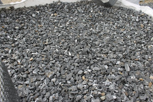 Kamenclub.ru: Щебень крошка черный (мрамор) фр. 10-20 мм.  купить в Ижевске мрамор черный с белыми прожилками, черный, белый каменная ландшафтная декоративная крошка щебня 11000 руб/т   фото КАМЕНЬ КЛУБ