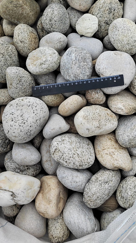 Kamenclub.ru: Галька речная окат (серо-белая) фр. 70-120 мм купить  в Ижевске галька галечник бело-серая, серо-белая, серая, белая речная природная галька  8000 руб/т   фото КАМЕНЬ КЛУБ